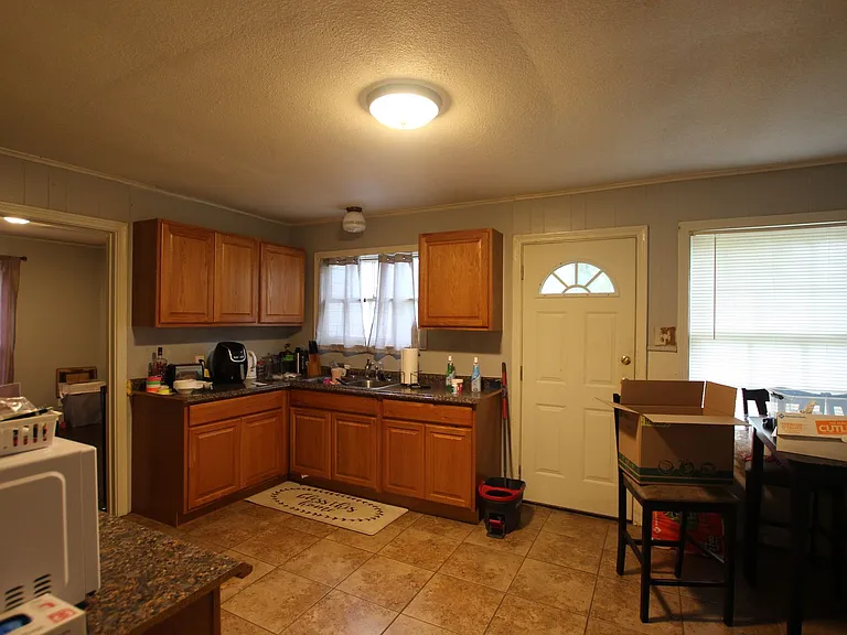 2104 Sunnybrook Dr — Photo 7