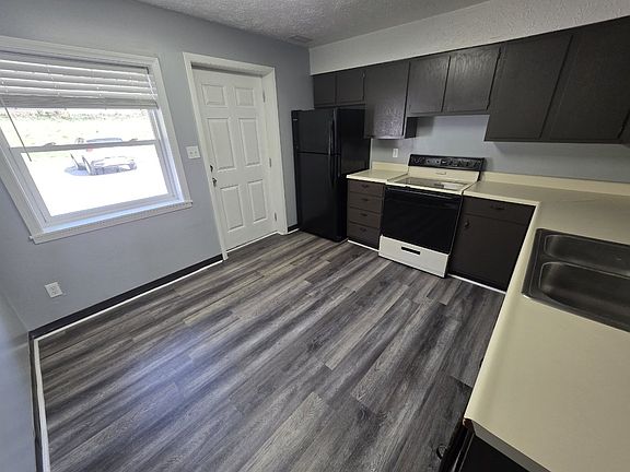 3rd image of 860 N Lincoln St APT 4