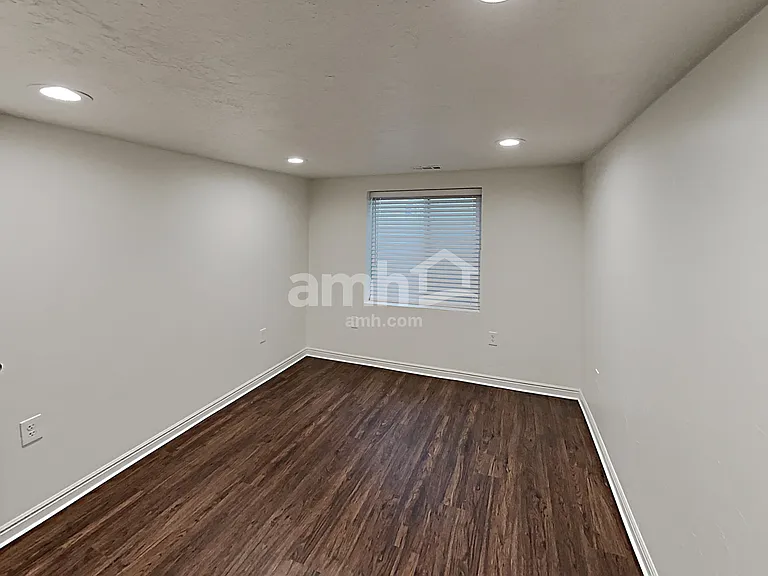 2558 S 75 E — Photo 20