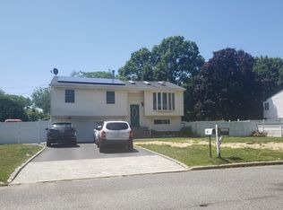 462 Mayflower Ave, Brentwood, NY 11717