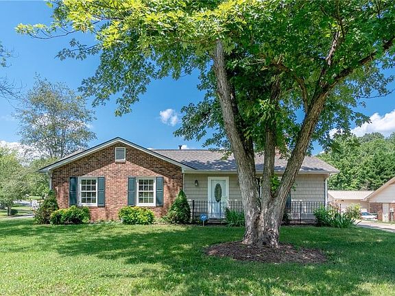 3rd image of 301 Acacia Ct