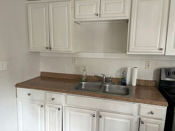 2nd image of 805 1/2 Hart St