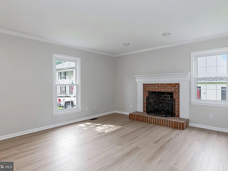 561 Tiffany Ct — Photo 6