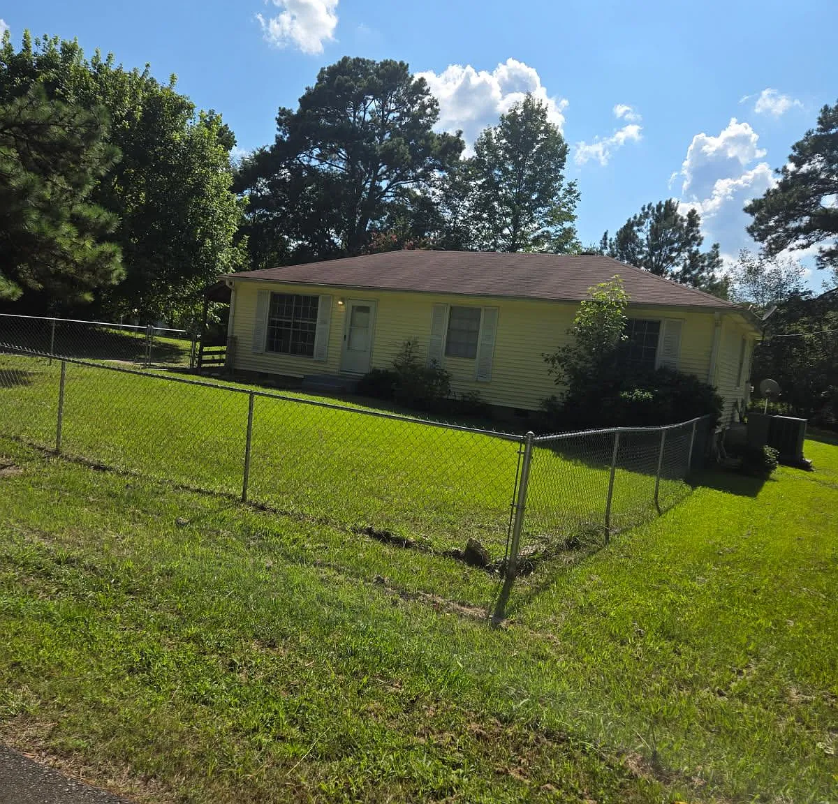 3 bed, 1.5 bath, 1149 sqft, $1,300 — Photo 1