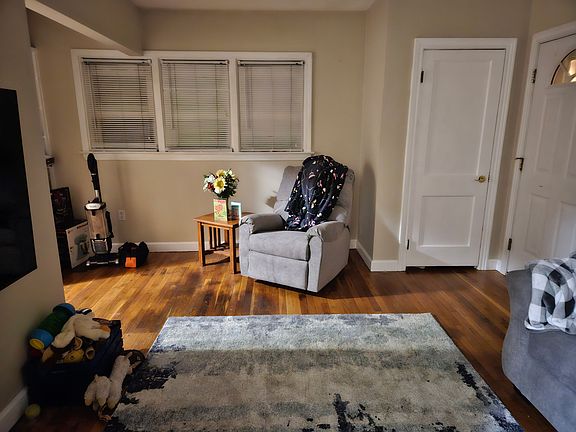 4th image of 320 Strathmore Ave