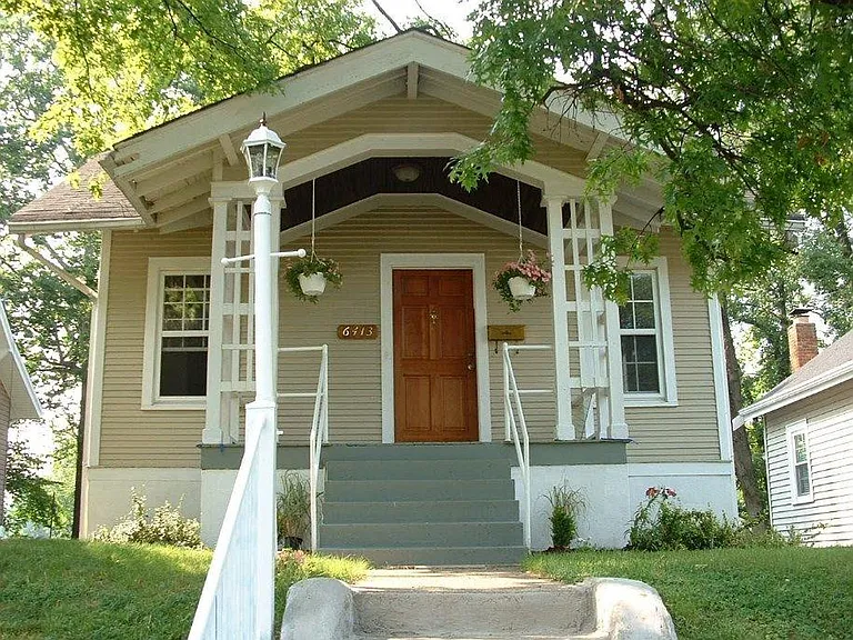 Meis Ave — Photo 1