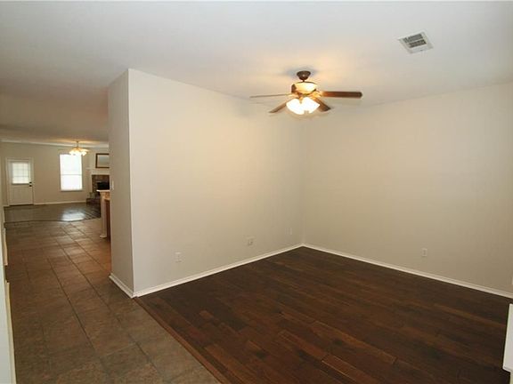 2nd image of 424 Silver Oak Ln