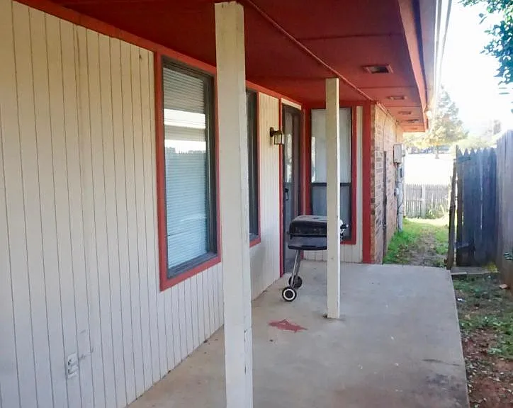 9027 N Rockwell Dr — Photo 35