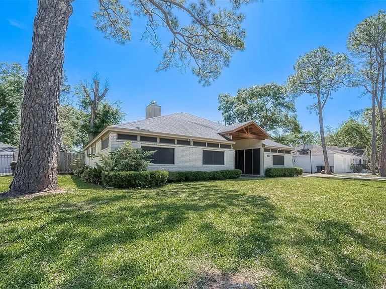 3019 Stoney Brook Dr — Photo 2