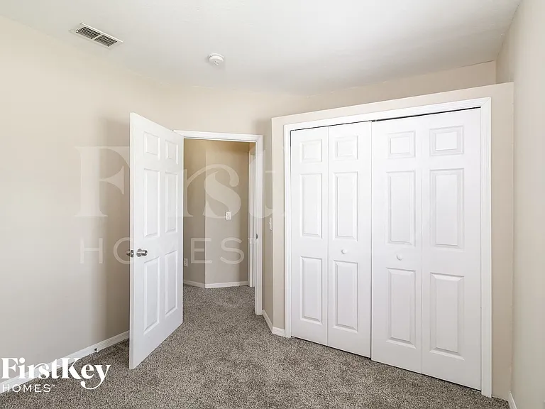 2067 N Chamberlain Blvd — Photo 10