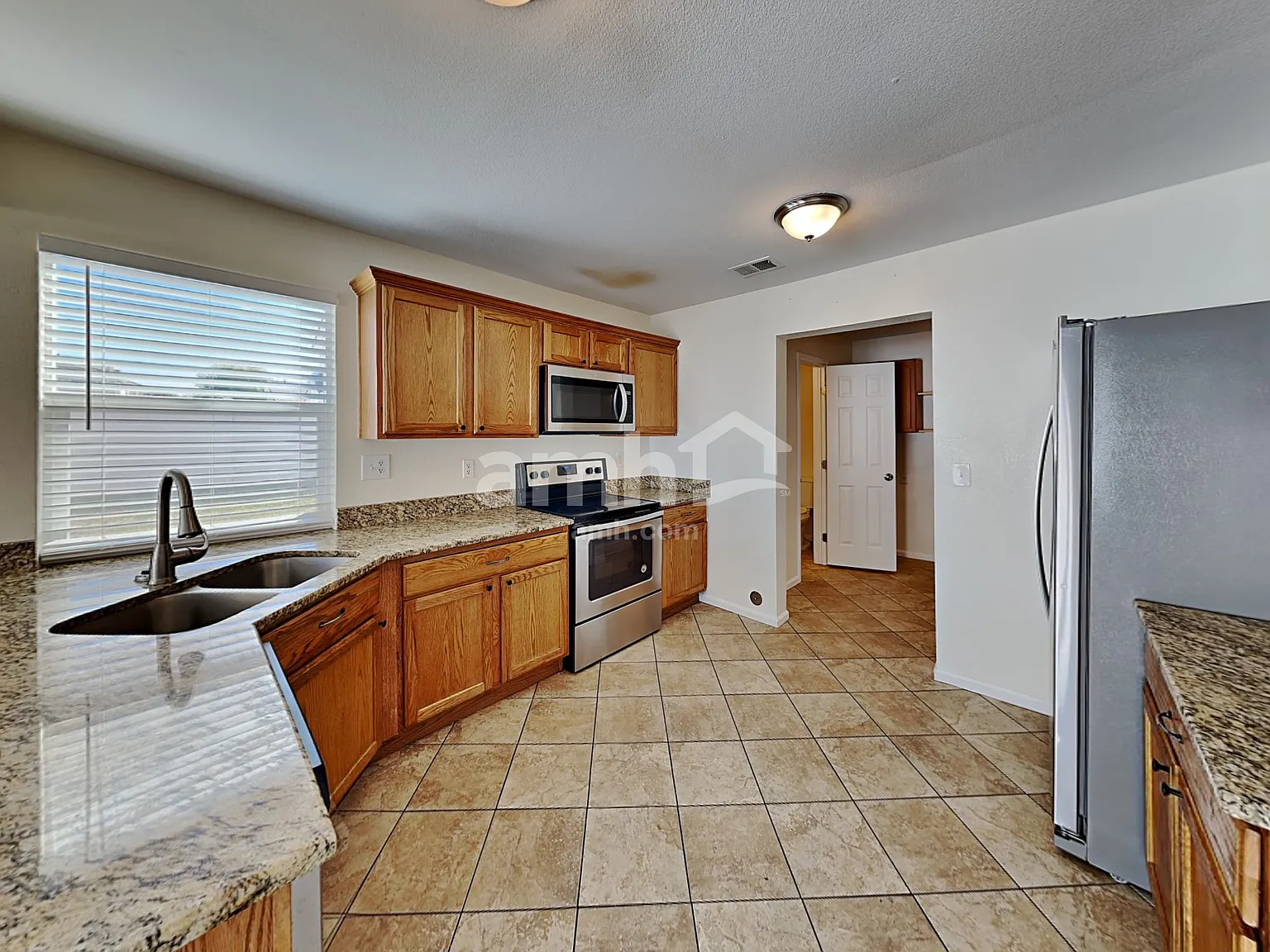 4 bed, 2.5 bath, 1960 sqft, $3,045 — Photo 3