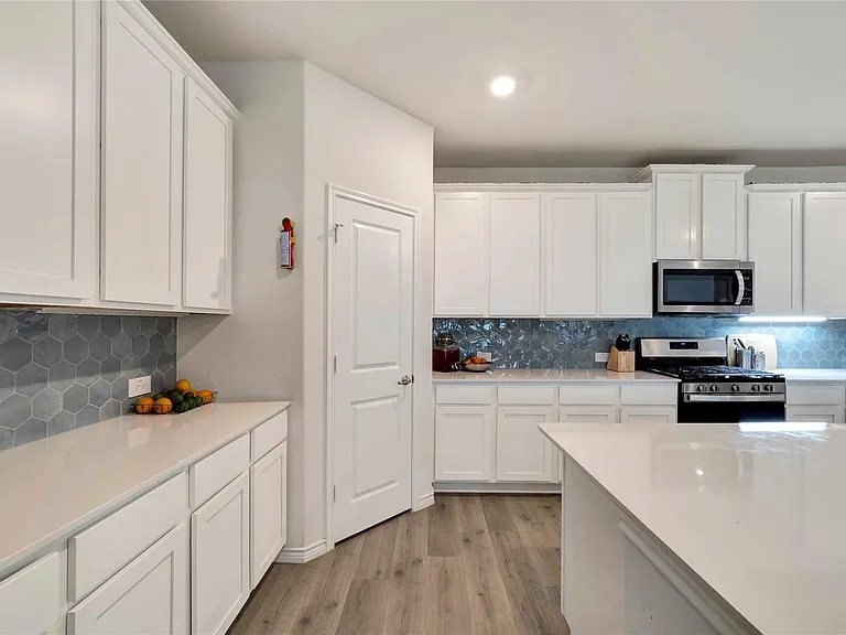 10332 Fall Brook Dr — Photo 6