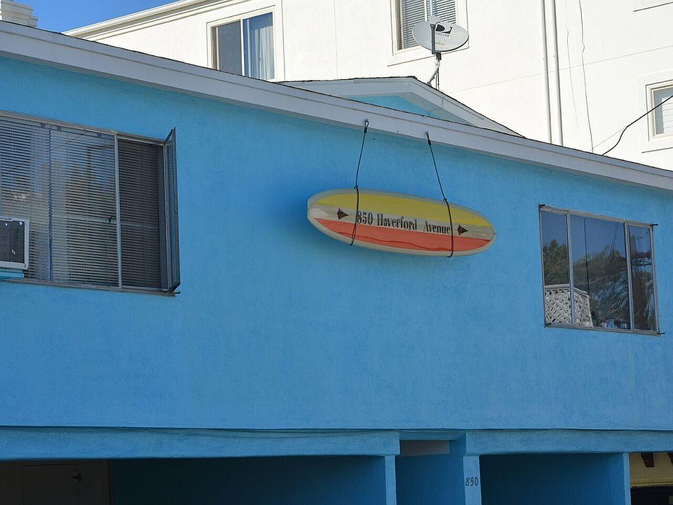 Alley Entrance towards Gelson's Market.
