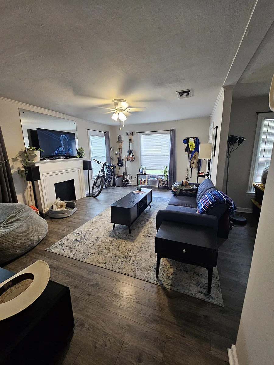 Living room - 4725 Calmont Ave