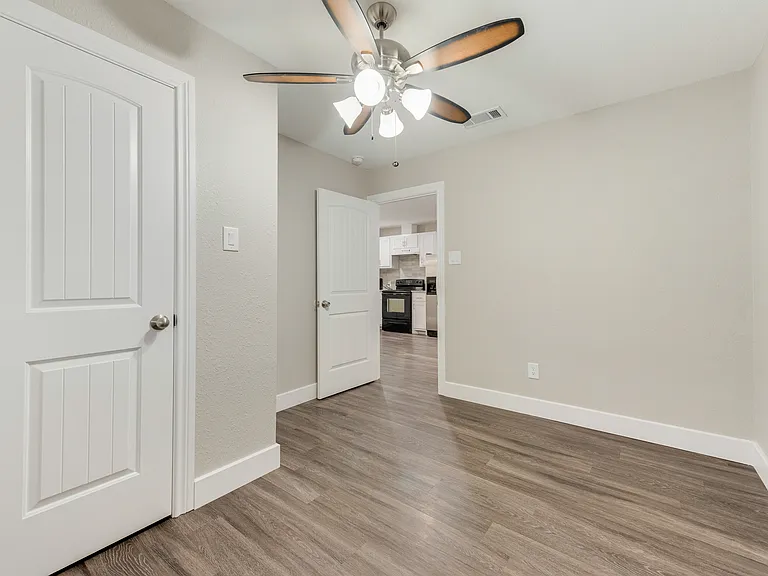 913 Live Oak St #A — Photo 10