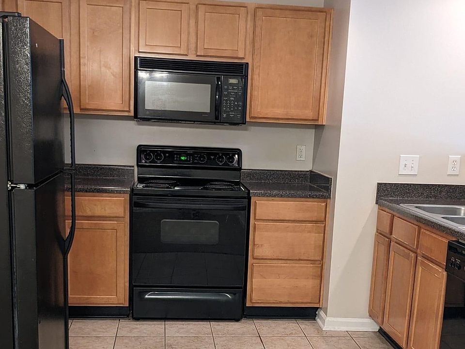 Kitchen with fridge, dishwasher, oven and microwave