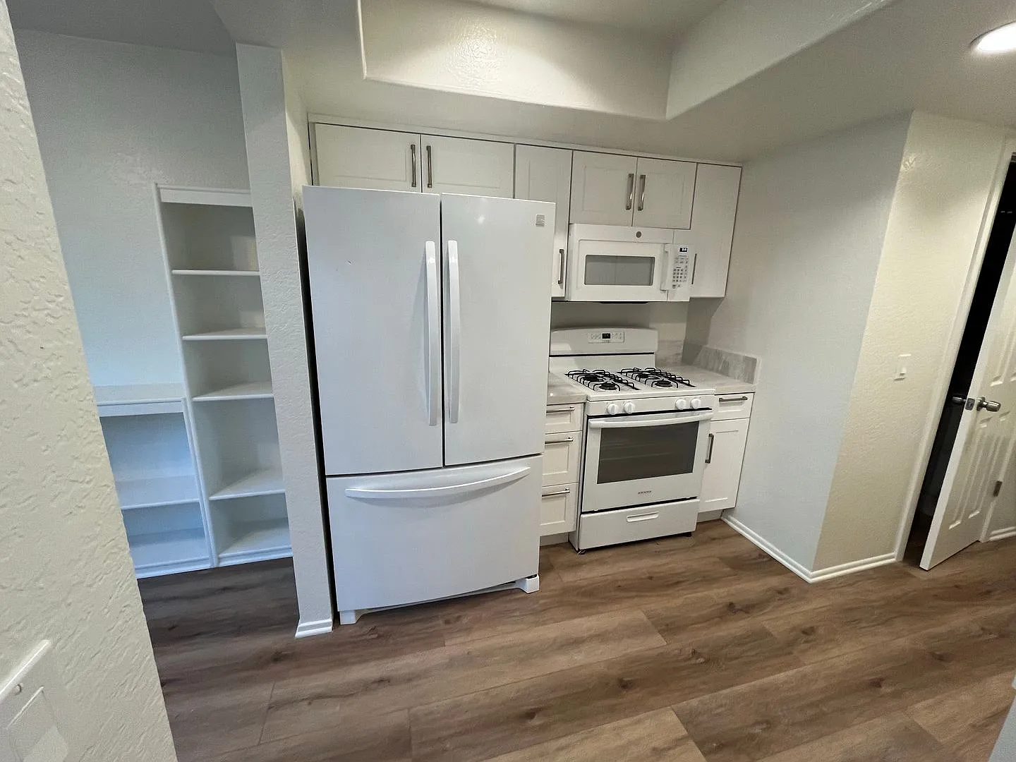 2522 Elden Ave — Photo 2