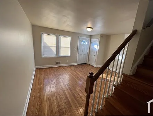 3 bed, 900 sqft, $1,600 — Photo 2