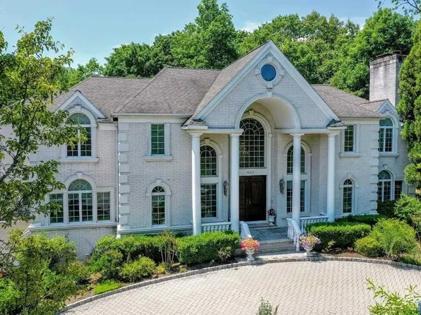 405 Jay Ct, Franklin Lakes, NJ 07417