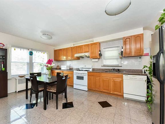 5th image of 918 New Hyde Park Rd