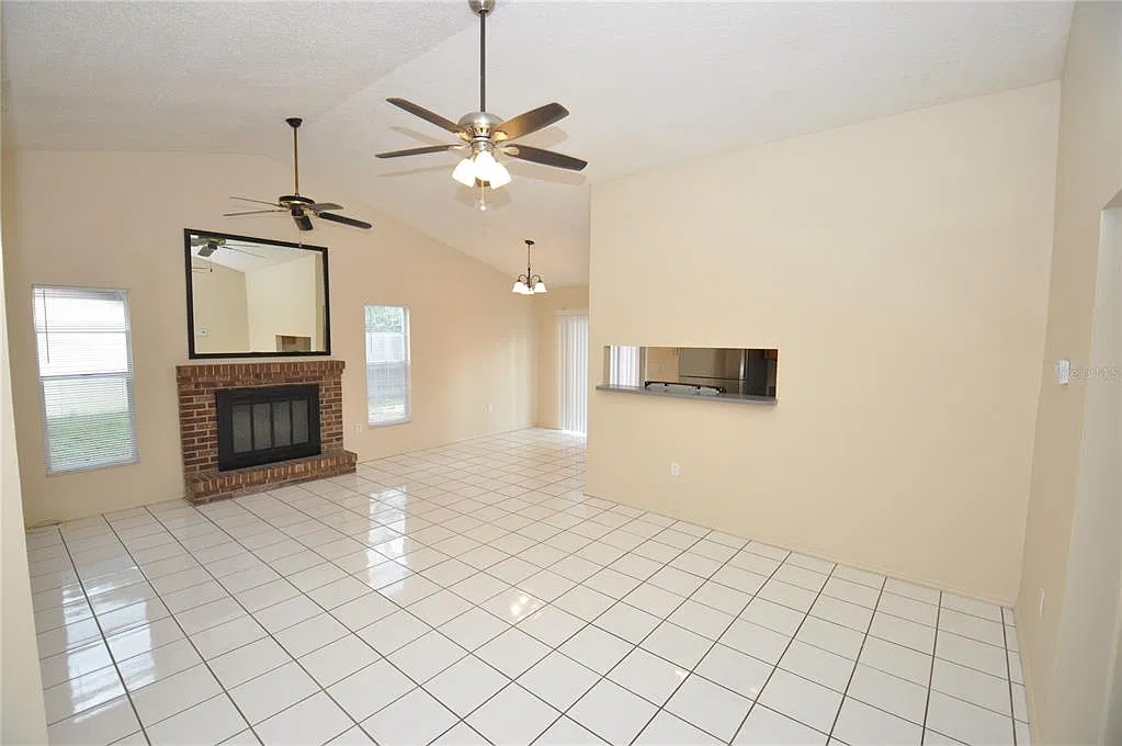 2 bed, 2.0 bath, 905 sqft, $1,495 — Photo 2