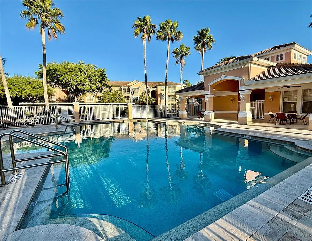 3 bed, 2.0 bath, 1276 sqft, $2,100 — Photo 3