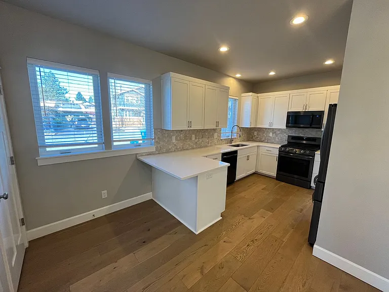 752 NW Ogden Ave — Photo 8