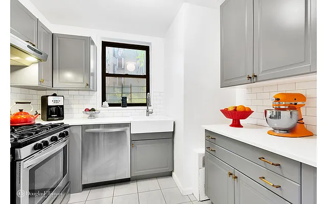 Sold by Douglas Elliman | media 14