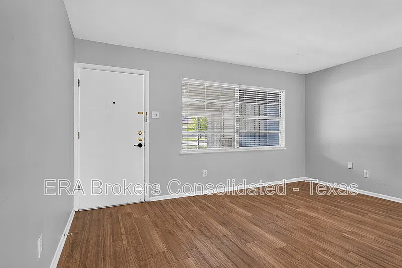 3 bed, 1.0 bath, 946 sqft, $1,295 — Photo 3