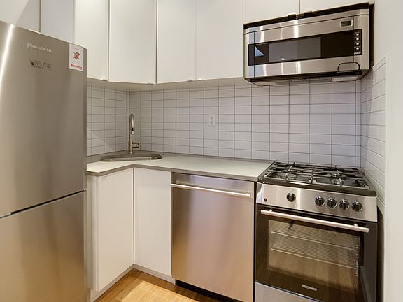5th image of 146 Mulberry St APT 15