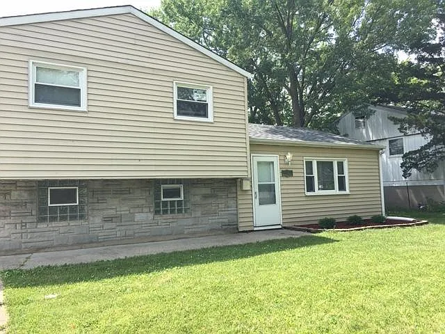 22436 Yates Ave photo 1