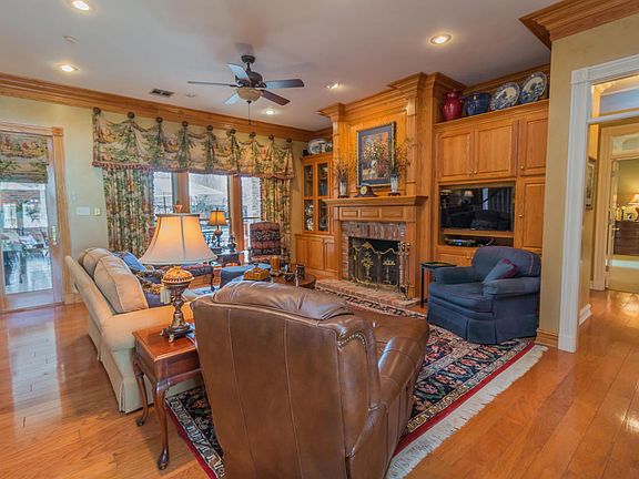4th image of 211 Farmington Dr