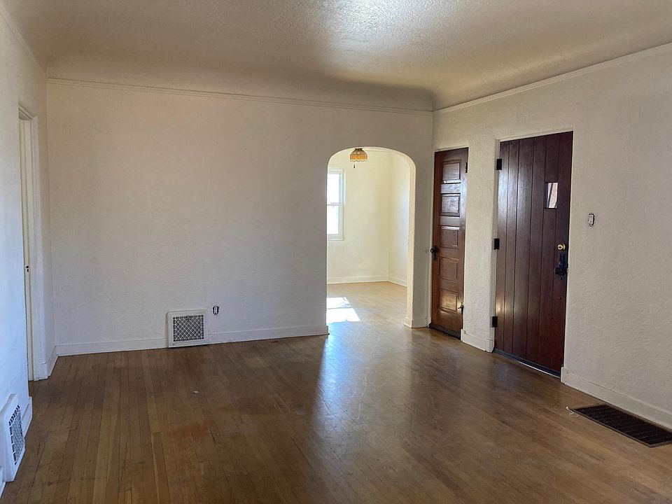 2nd image of 208 Carlisle Blvd NE
