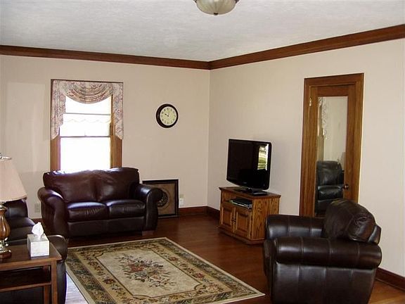 3rd image of 245 Lonsdale Ave