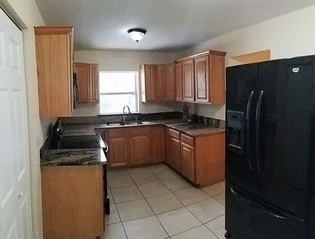 4th image of 50 NE 49th St Unit G