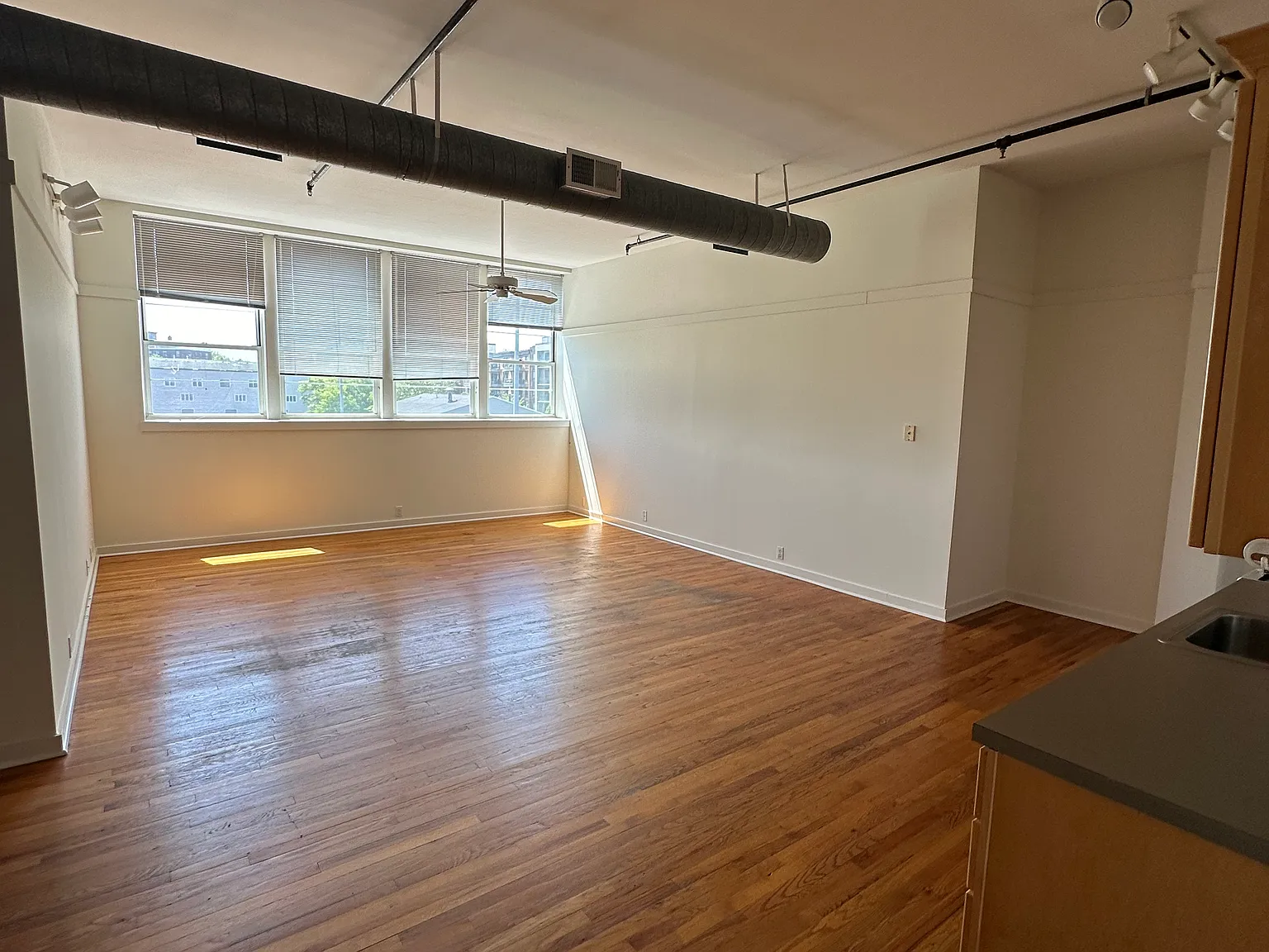2 bed, 1000 sqft, $3,925 — Photo 2