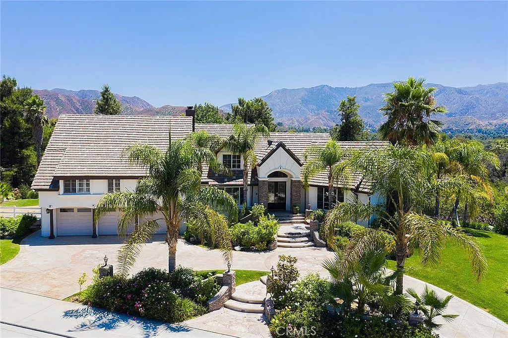 5 bed, 5.5 bath, 4961 sqft, $8,500 — Photo 1