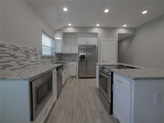5th image of 610 E College St