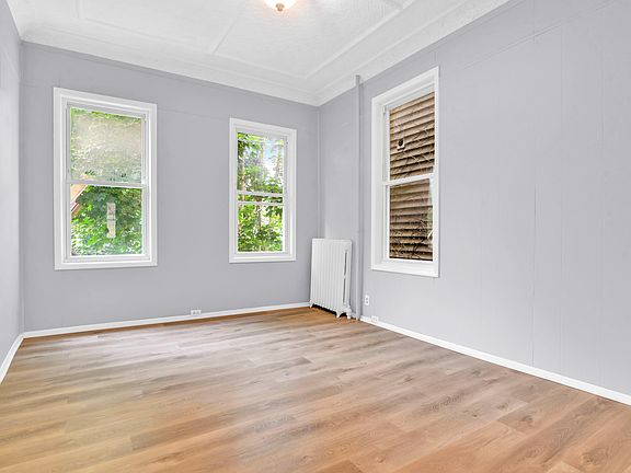 5th image of 2727 Crescent St #1