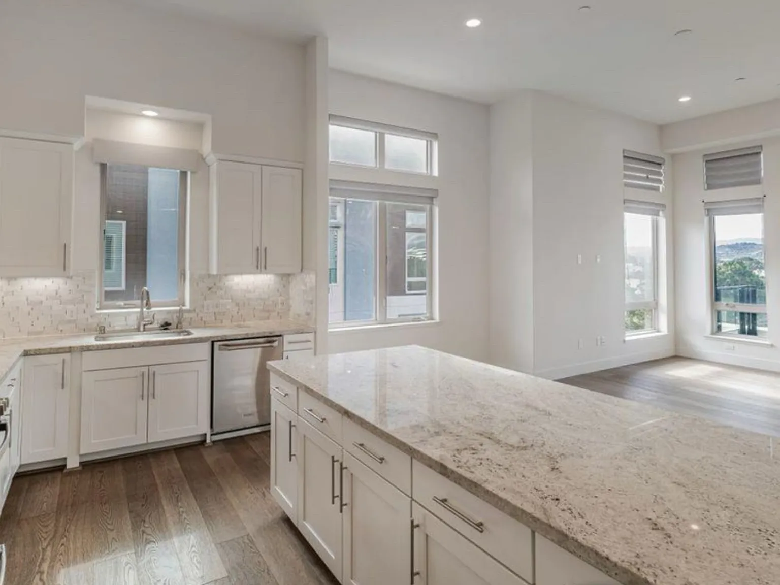 718 Eppleton Ln — Photo 2