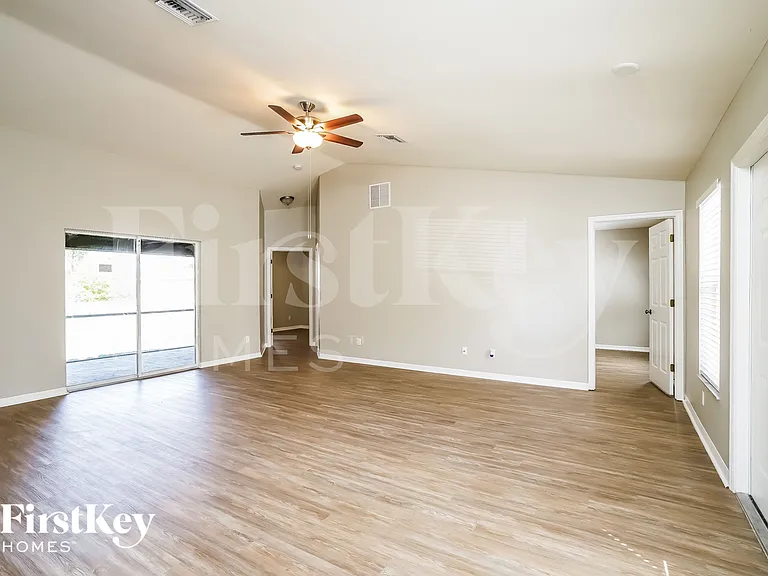 2023 Grayson Ave — Photo 2