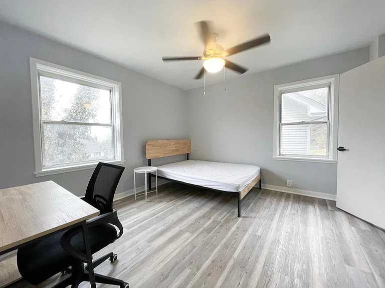 5735 Hobart St #3 — Photo 4