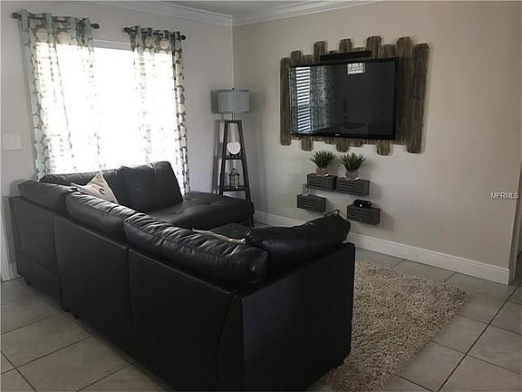 3rd image of 814 Sprucewood Ln