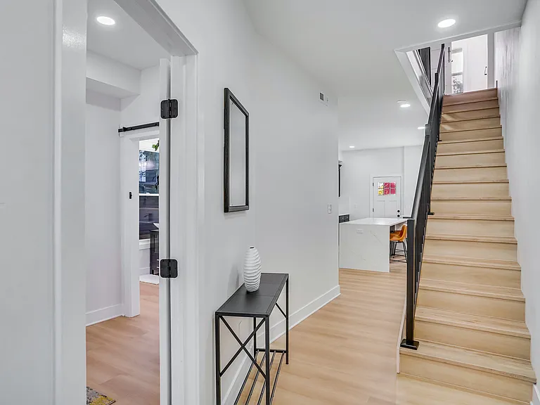 Gresham Pl NW — Photo 12