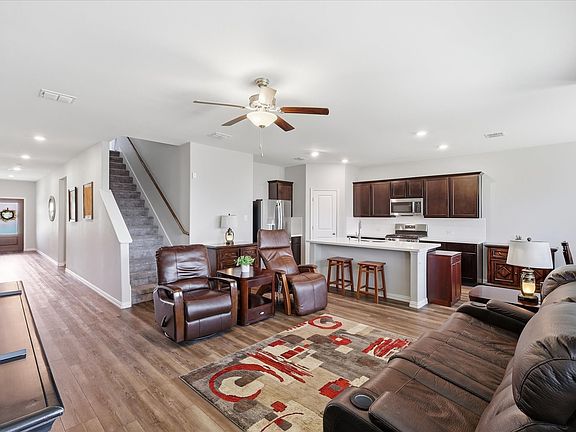 5th image of 788 Evergreen St