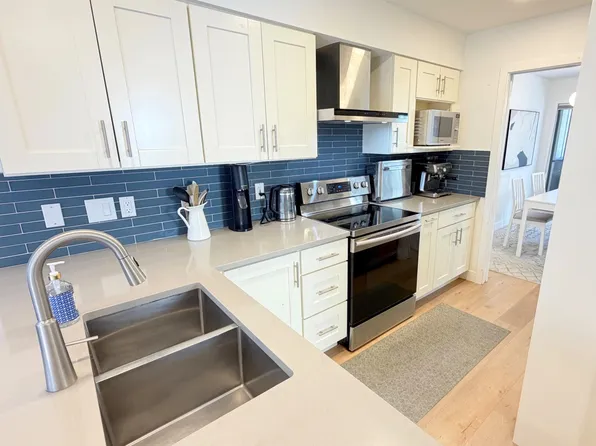 2118 Eastern Ave #10, North Vancouver, BC V7L 3G3