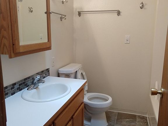 4th image of 103 NW Dogwood St #103