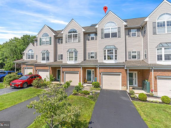 2nd image of 104 Vineyards Ct