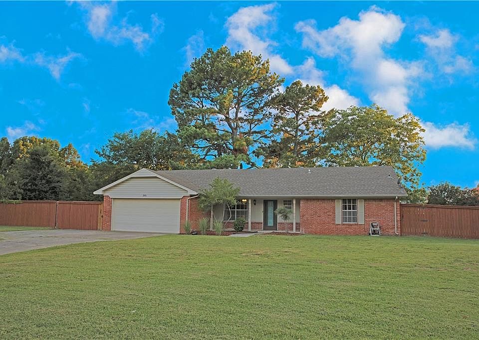 1st image of 305 Eastwood Cir