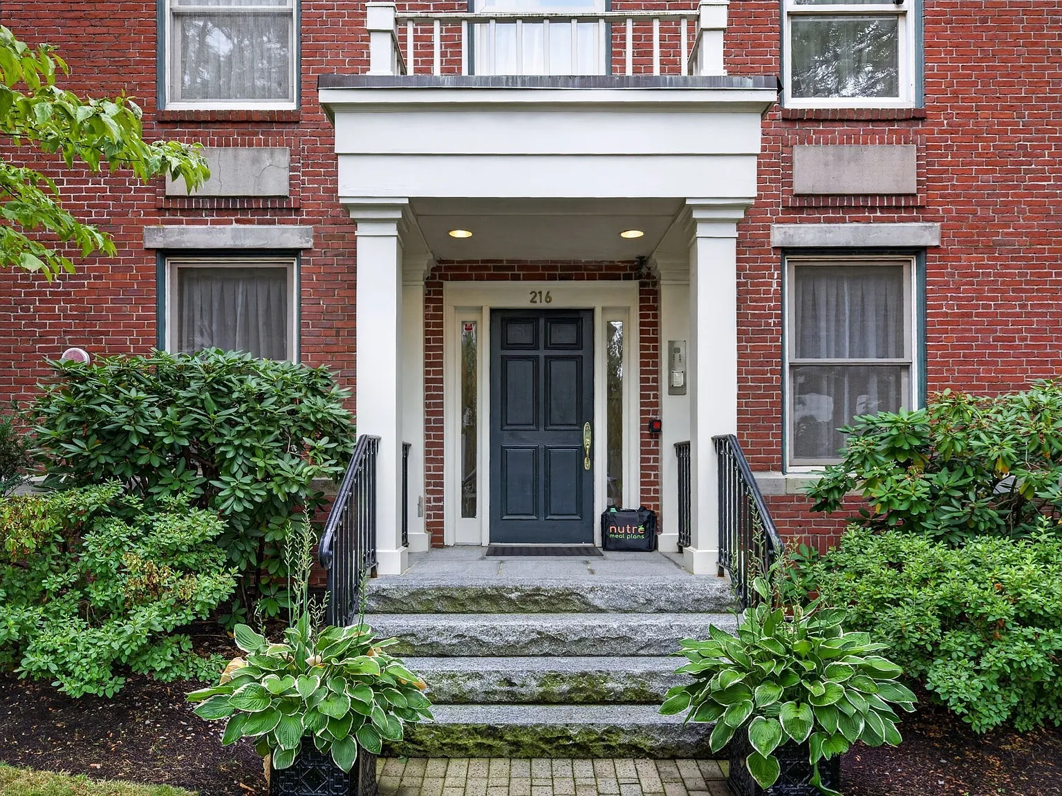 2 bed, 2.0 bath, 1396 sqft, $5,000 — Photo 2